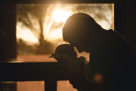 Mi pareja tiene celos de nuestro bebé: ¿qué podemos hacer?