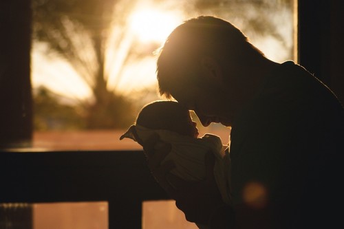Mi pareja tiene celos de nuestro bebé: ¿qué podemos hacer? 