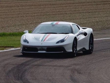 Este debe de ser el Ferrari 488 Speciale