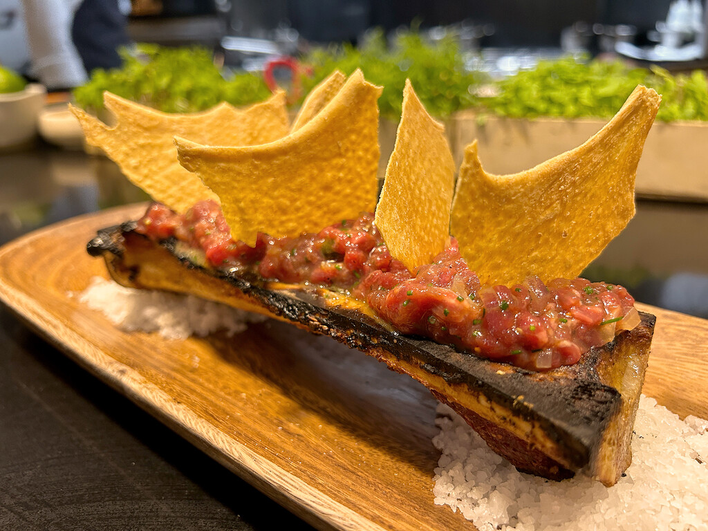 En este restaurante de Sevilla preparan un steak tartar que pasa por las brasas sin tocar el fuego