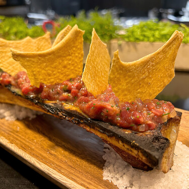 En este restaurante de Sevilla preparan un steak tartar que pasa por las brasas sin tocar el fuego 