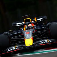 Max Verstappen le gana el sprint a Charles Leclerc en la penúltima vuelta y Carlos Sainz remonta