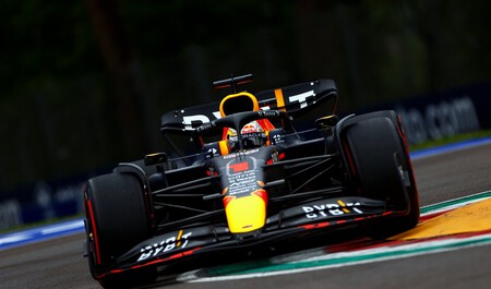 Max Verstappen le gana el sprint a Charles Leclerc en la penúltima vuelta y Carlos Sainz remonta