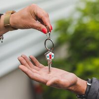 Vivir gratis en casa de tus padres no siempre es gratis: este experto avisa de cuándo Hacienda puede considerarlo una donación 
