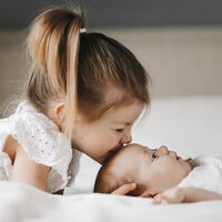 Hacer un regalo al hermano mayor de parte del bebé recién nacido: ¿buena o mala idea?