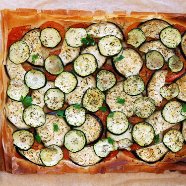 El uso de la masa filo es la clave del éxito: una tarta rústica de verduras para la cena, ligera y crujiente  