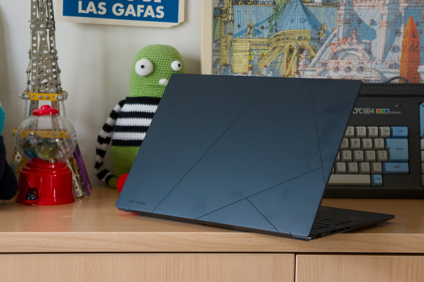 ASUS ZenBook 14 OLED Vibrant OLED Display