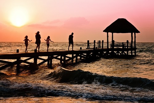 ¿Te gustaría viajar por el mundo cobrando por ello? Acompaña a esta familia americana que busca quién se encargue de sus hijos