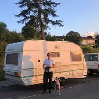 Cori es un productor que se atrevió a convertir su caravana en estudio de música: viaja con su perro por el país para buscar nuevos talentos