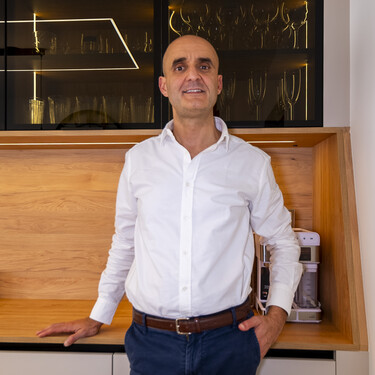 Rubén Rodríguez, experto en cocinas: "No me gustan los estantes abiertos o baldas decorativas en la cocina, necesitas ser práctico y no tener lugares donde se acumula la suciedad"