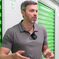 Alberto, empresario: "El sitio ideal para instalar trasteros es un barrio donde cuesta aparcar incluso en doble fila con bloques de pisos de los años 60"