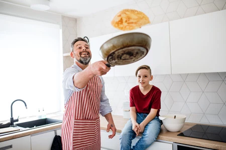 16 recetas festivas pero fáciles para celebrar el Día del Padre en casa (con ayuda de los niños)