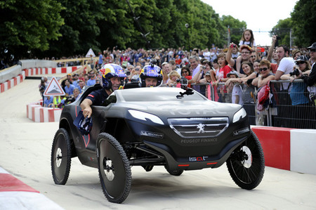 Stéphane Peterhansel ya entrena con un Peugeot 2008 DKR muy especial