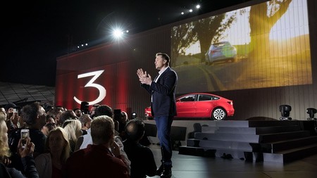 Tesla todavía no levanta cabeza a nivel financiero, pero Wall Street mantiene su confianza en Musk