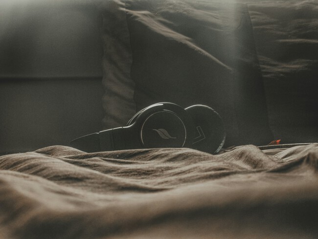 Auriculares Inalambricos Sobre Una Cama