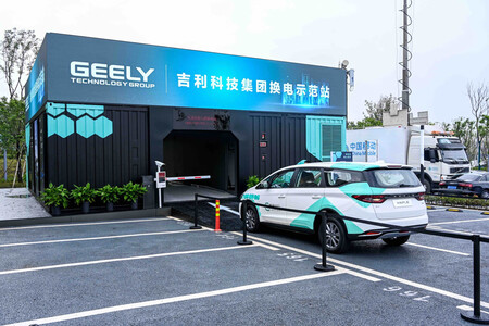Cargar un coche eléctrico al 100 % en 1 minuto: Geely pone en marcha sus primeras estaciones de intercambio de baterías