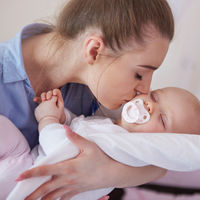 Cómo coger a un bebé recién nacido en brazos 