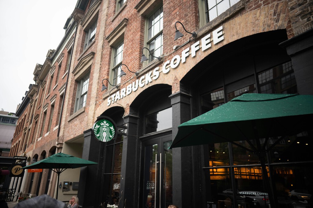 El CEO de Starbucks quiere que todos vayan a trabajar a la oficina. Para él es fácil porque puede ir en jet privado 