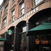 Mientras Starbucks obliga a sus trabajadores a volver a la oficina. Su CEO tiene fácil llegar hasta allí: en jet privado