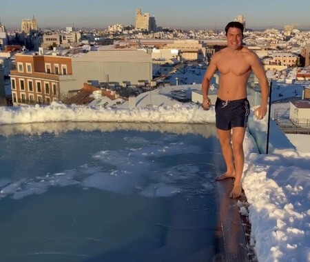 ¡Increíbles vistas! Álex González se baña desnudo en una piscina congelada por el temporal Filomena