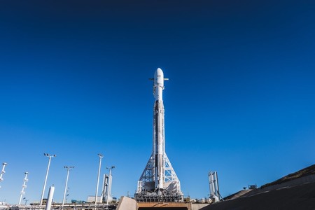 Así puedes ver online el lanzamiento del Falcon 9 con el satélite PAZ y los dos primeros satélites de la red de internet mundial a bordo