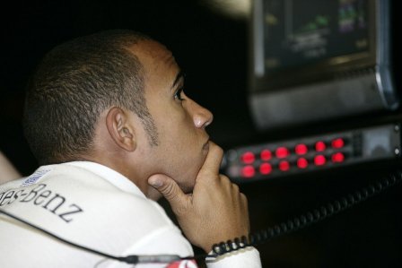 El pilotaje de Lewis Hamilton en el ojo del huracán