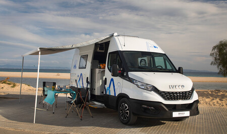 La Iveco Daily se convierte en furgoneta camper con cocina, baño, salón y dormitorio hasta para cuatro