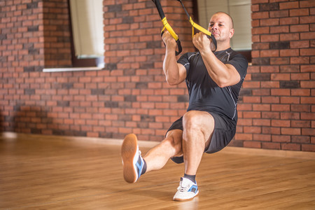 Entrena en casa con el TRX: los mejores ejercicios para trabajar tus glúteos y piernas en suspensión