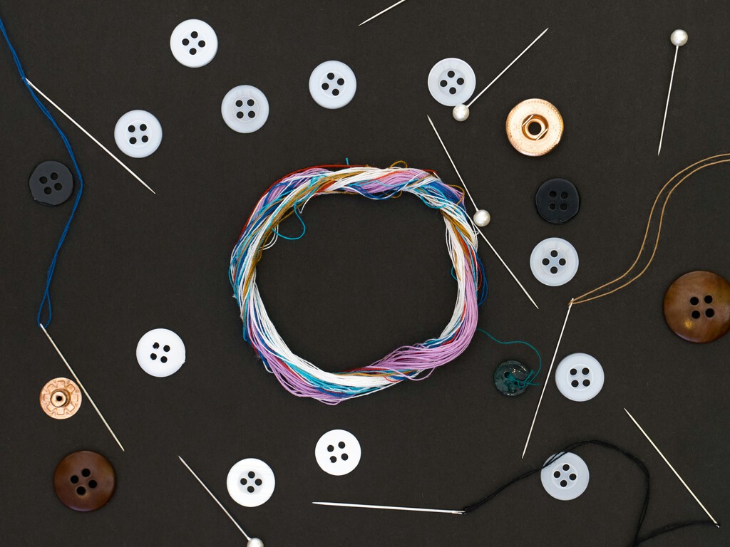 Este es el simple truco para introducir un hilo en una aguja que está arrasando Internet 