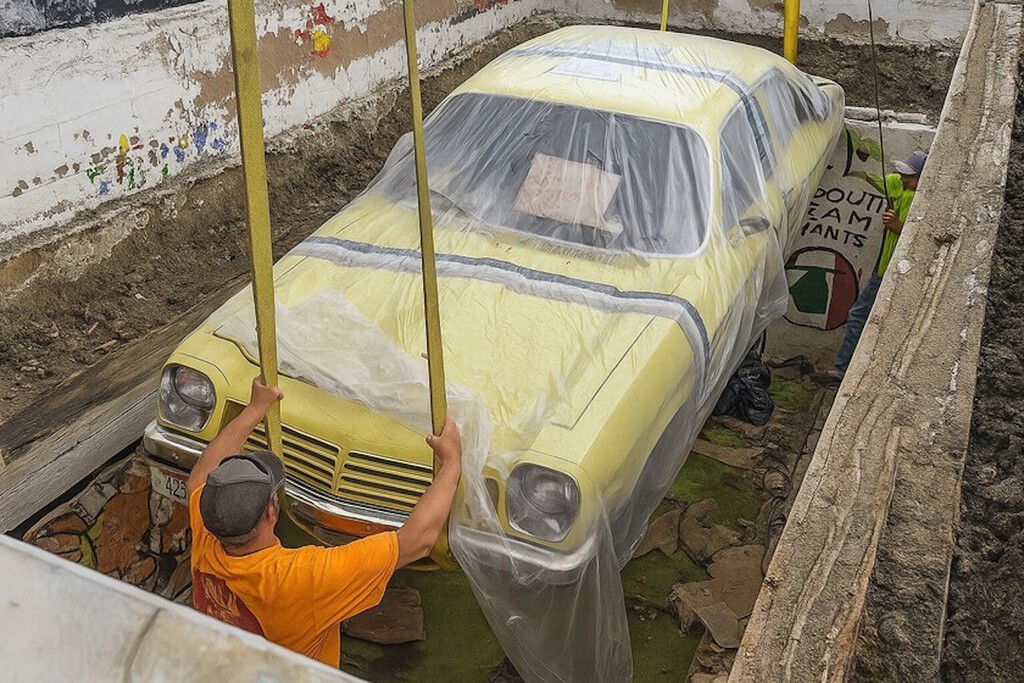 Hace 50 años enterraron un coche nuevo para recordar cómo se vivía en 1975. Ahora, la cápsula del tiempo ha sido abierta