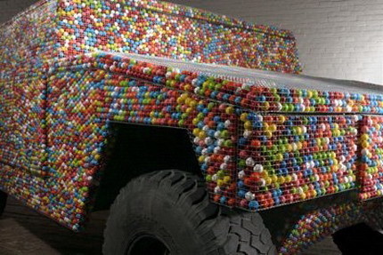 Un HumVee hecho con bolas de chicle