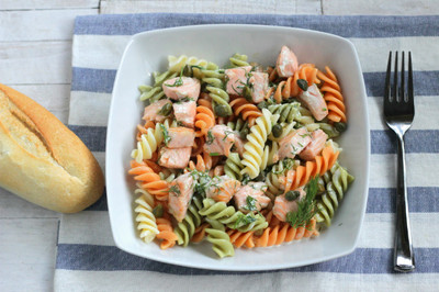Ensalada de Fusilli tricolore con salmón y salsa de eneldo