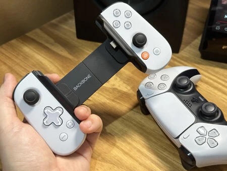 最も要求の厳しいゲームにタッチ スクリーンを使用するよりも、携帯電話でコンソール コントローラーやジョイスティック タイプのアクセサリを使用することを好みます。