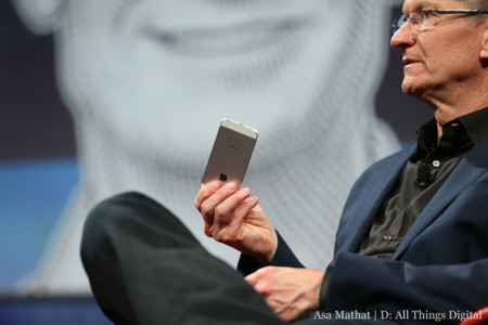 Tim Cook explica la estrategia anual de los iPhones, no ve espacio para Phablets
