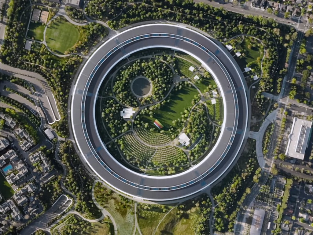 Hay quien se ha decepcionado al ver las mesas de trabajo reales en Apple. Spoiler: son oficinas, no platós de anuncios 