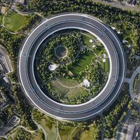 Hay quien se ha decepcionado al ver las mesas de trabajo reales en Apple. Spoiler: son oficinas, no platós de anuncios 