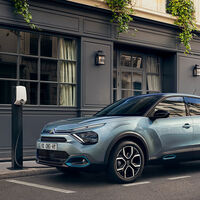 Francia ha demostrado que el coche eléctrico no es solo para ricos. Su programa de alquilar social por 100 euros al mes lo ha puesto al alcance de gente que no podía permitirse ningún coche