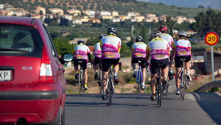 Así tendrán que adelantar los coches a los ciclistas con la nueva ley de Tráfico si no quieren ser multados por la DGT