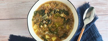 Sopa de lentejas al estilo libanés, el plato de cocina casera con sabor mediterráneo para amantes del limón 