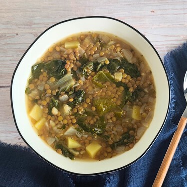 Sopa de lentejas al estilo libanés, el plato de cocina casera con sabor mediterráneo para amantes del limón 