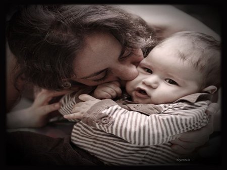 La foto de tu bebé: nada como los besos de mamá
