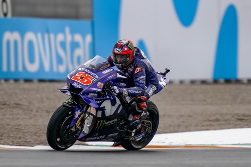 Maverick Viñales se lleva la pole de MotoGP en Valencia y Marc Márquez acaba quinto tras dislocarse el hombro