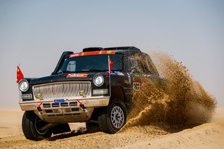 Correr el Dakar con el coche presidencial chino y terminarlo: tres Hongqi CA770 de 1959 saltando por el desierto
