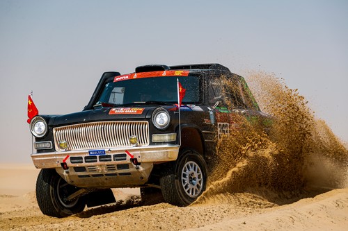 Correr el Dakar con el coche presidencial chino y terminarlo: tres Hongqi CA770 de 1959 saltando por el desierto