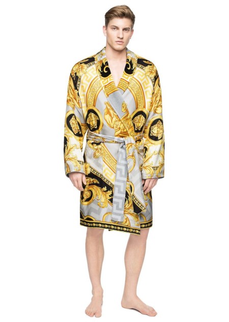 Si vas a quedarte en casa la noche de viernes vístete de impacto con la línea Home de Versace