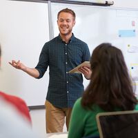 Existe una crisis de profesores en España y en toda Europa. Estas son las causas principales de un problema que ya se considera estructural