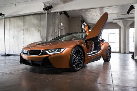 BMW i8 Roadster puerta levantada