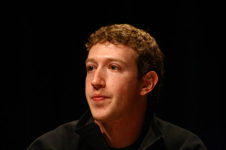 Mark Zuckerberg asegura que sus datos de Facebook también fueron vendidos a terceros