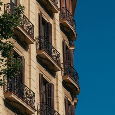 Ni toldos ni aire acondicionado: el invento centenario que sigue siendo uno de los mejores aliados para mantener fresco el balcón en verano 