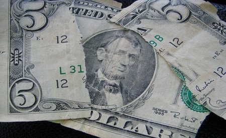 El dólar se va a pique frente a todas las otras monedas